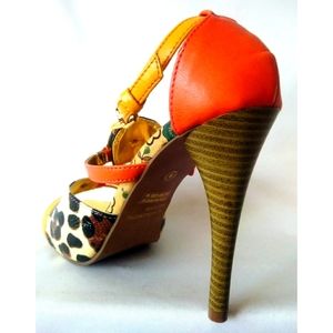 Wild Rose multi-color sandal Size 9